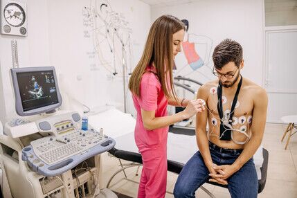 Schwester legt Langzeit-EKG an Schwester legt Langzeit-EKG an